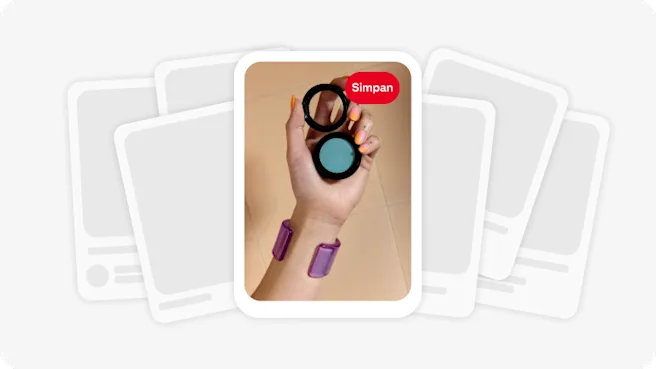 Pin yang menampilkan tangan memegang wadah eyeshadow terbuka, dengan setumpuk pin hitam-putih di belakang gambar eyeshadow.