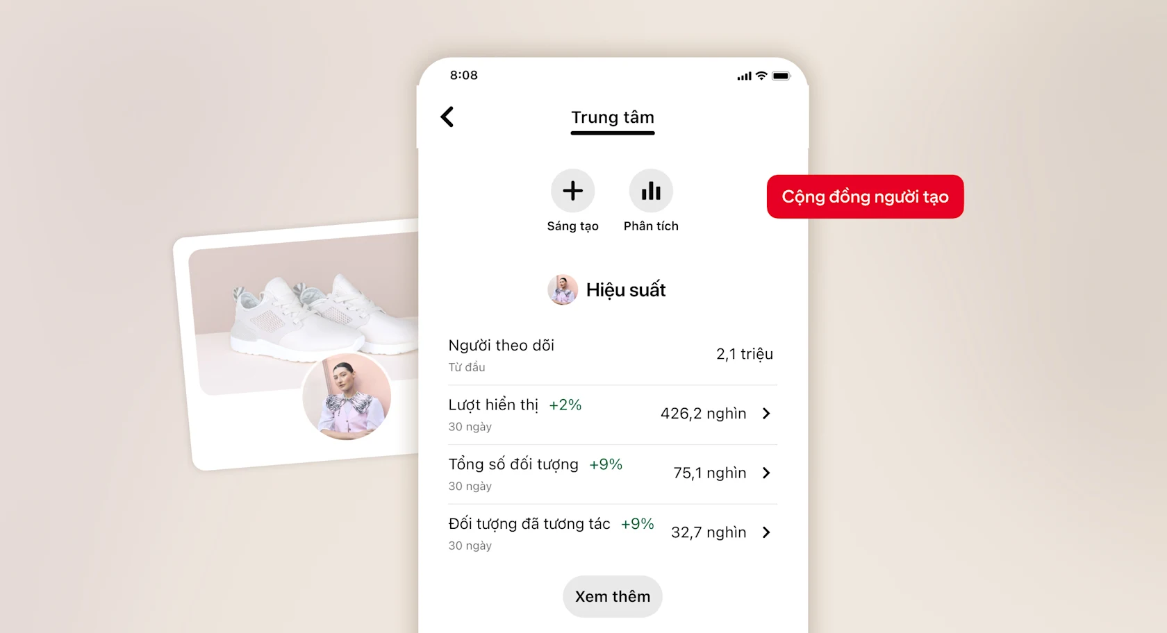 Bản xem trước Cộng đồng người tạo trên Pinterest hiện nút "Tạo" và "Phân tích", cùng phần tổng quan về hiệu quả (số người theo dõi, lượt hiển thị, tổng số đối tượng, đối tượng đã tương tác, nút "Xem thêm"). Nút cộng đồng người tạo màu đỏ chồng lên trên.