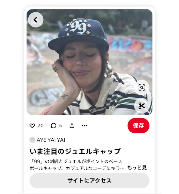 ジュエルをちりばめたベースボールキャップを紹介している写真とウェブサイトへのリンクを掲載した、ブランド AYE YAI YAI の Pinterest ピン。