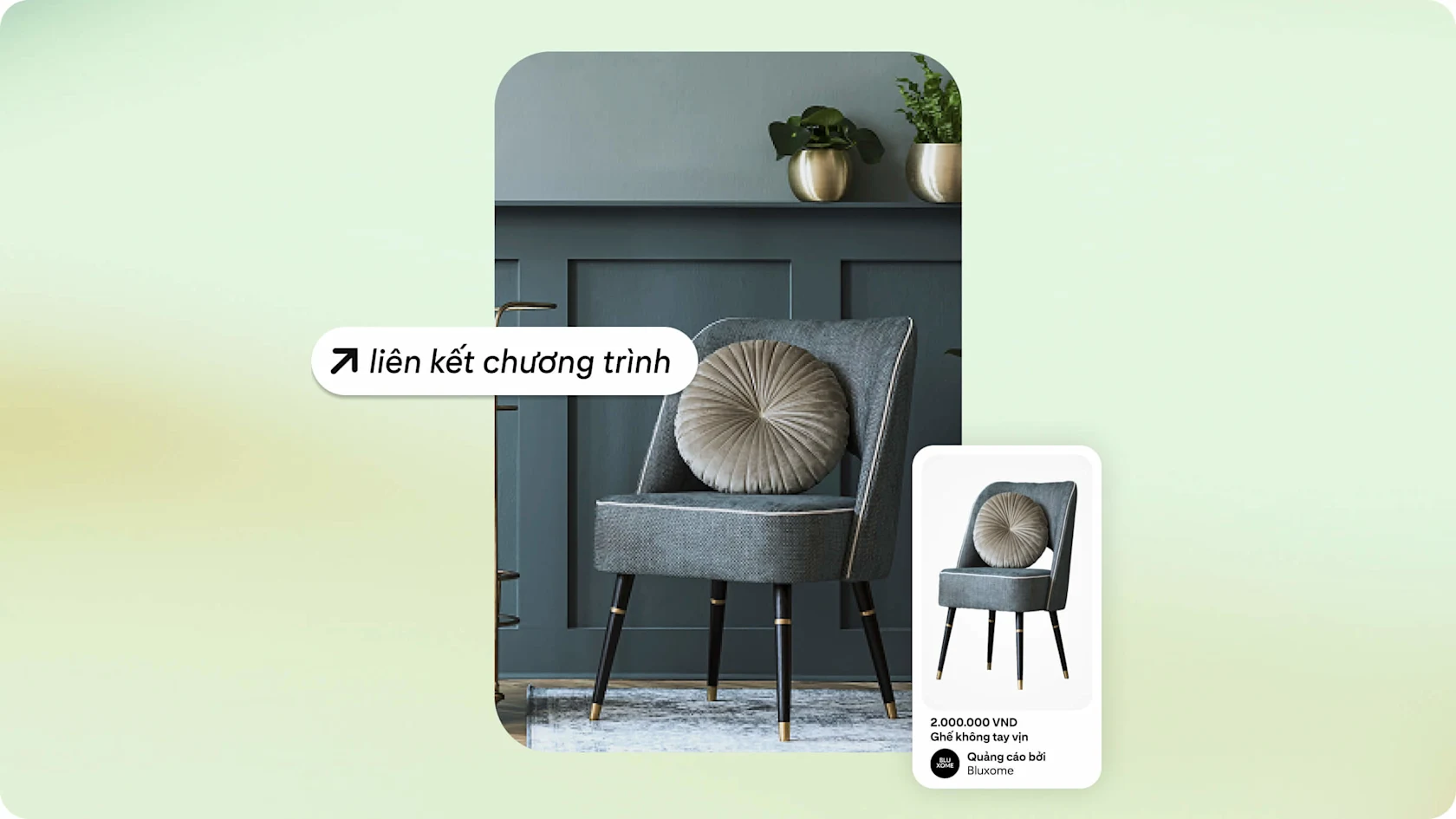Hình ảnh một chiếc ghế màu xám với gối tròn lớn đặt trước tường ốp màu xám đậm, bên trên có 2 chậu cây vàng. "Liên kết chương trình" hiển thị trong bong bóng trò chuyện ở giữa bên trái. Hình ảnh trang sản phẩm của chiếc ghế nằm ở góc dưới bên phải.