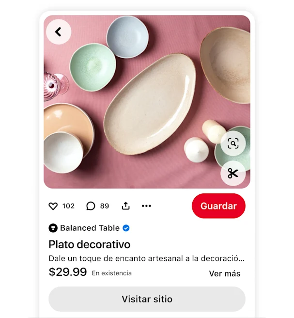 Pin de producto de Pinterest en el que se muestran platos de cerámica moteados en tonos apagados, con detalles sobre el nombre, el precio y la disponibilidad del producto de Balanced Table; incluye un botón de compra que dice “Visitar sitio”.