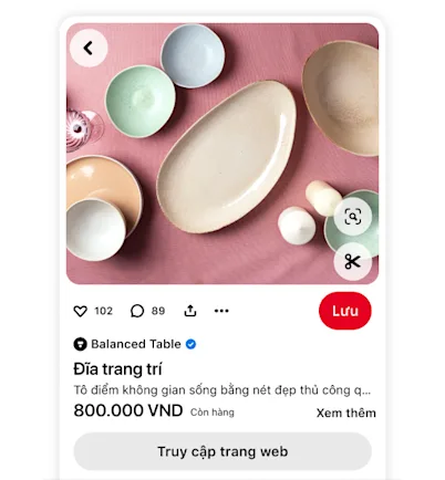 Mục Ghim sản phẩm trên Pinterest hiển thị những chiếc đĩa sứ có đốm nhỏ với tông màu dịu nhẹ, kèm theo thông tin chi tiết về tên sản phẩm, giá cả và tình trạng còn hàng tại Balanced Table, bao gồm nút "Truy cập trang web" để mua hàng.