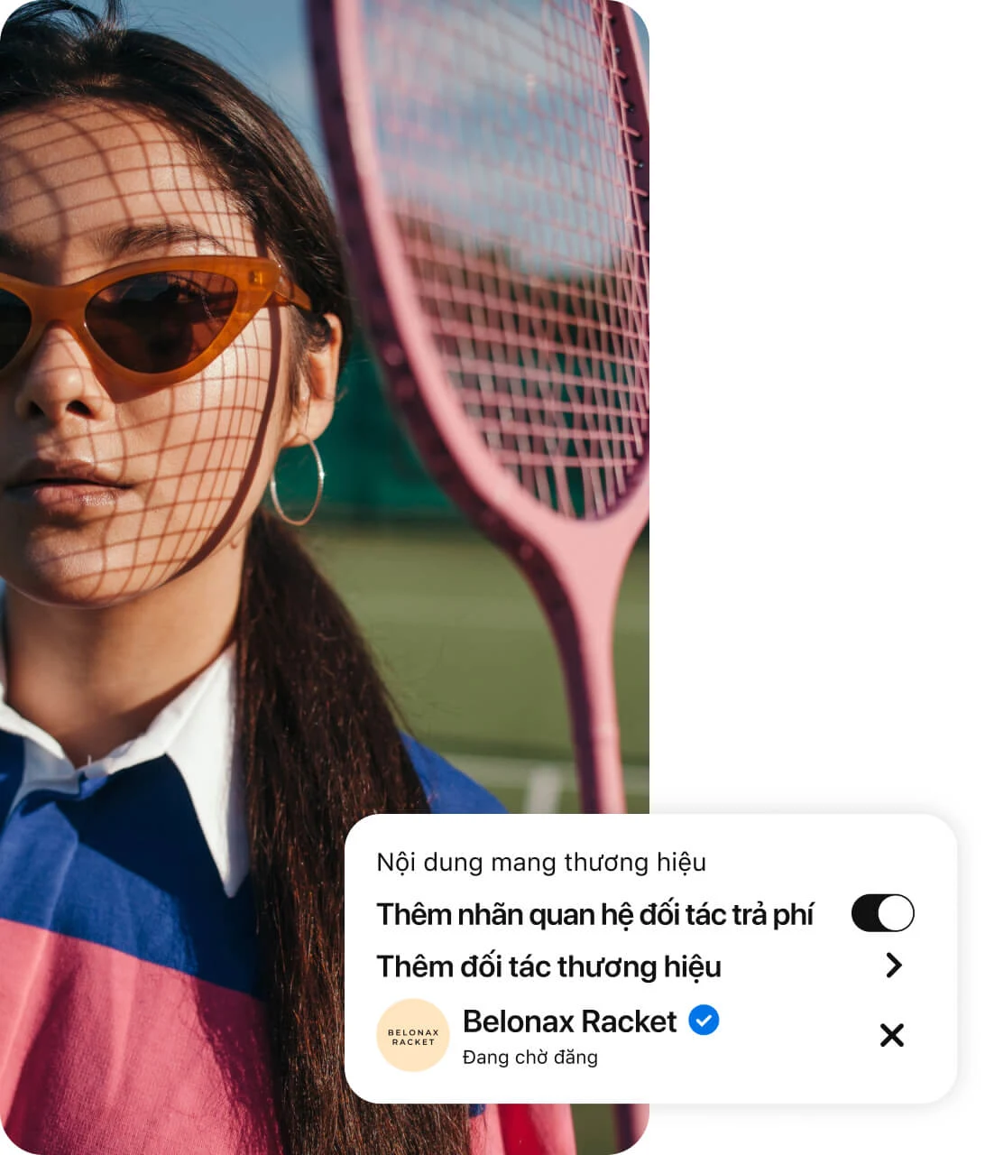 Hình ảnh một người phụ nữ cầm vợt tennis màu hồng, chồng lên ảnh chụp màn hình cài đặt Nội dung có thương hiệu của Pinterest với các tùy chọn để thêm nhãn quan hệ đối tác trả phí và đối tác thương hiệu.