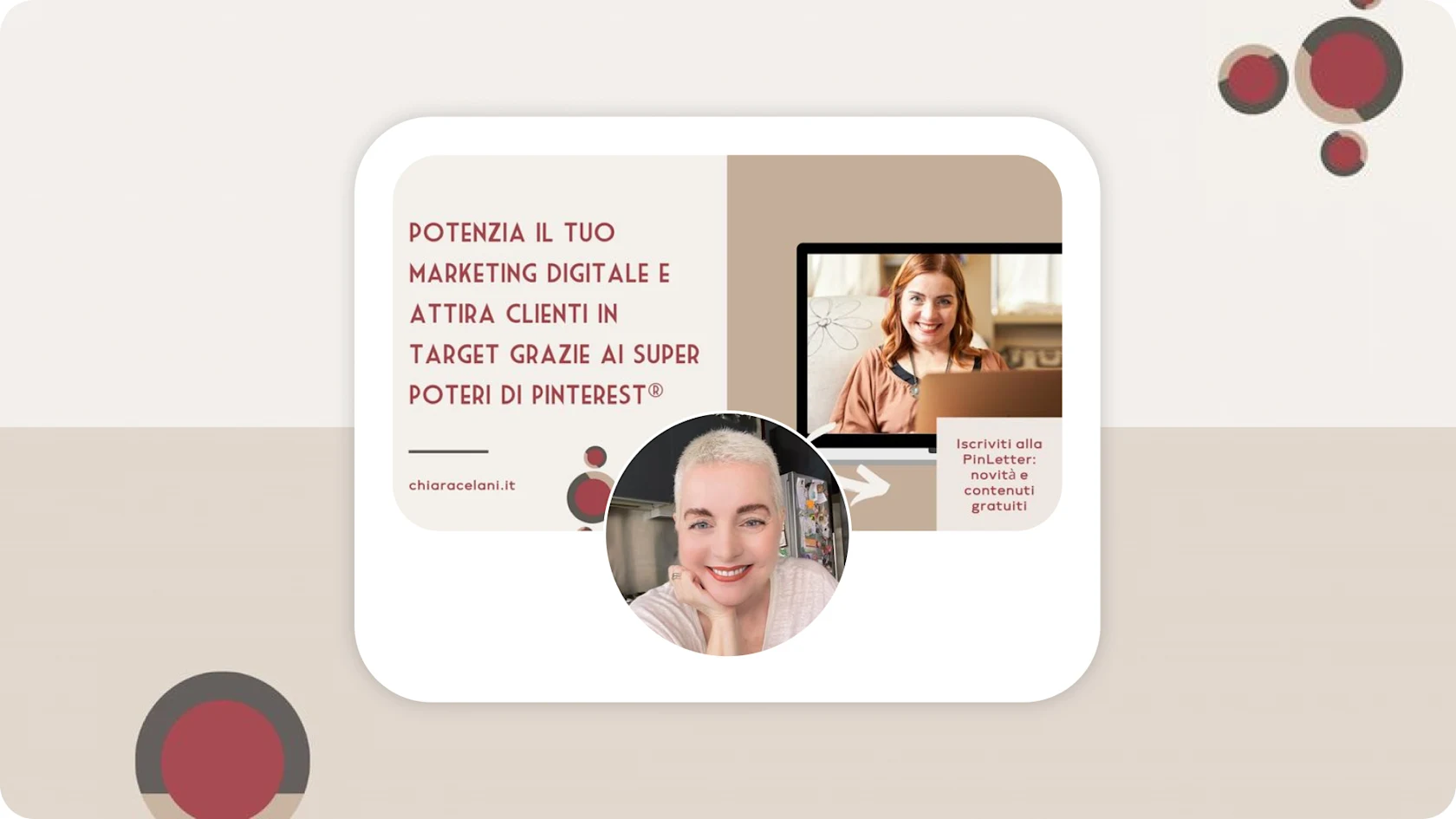 Profilfoto und Cover-Bild der Creatorin Chiara Celani vor einem braunen und beigen Hintergrund. Chiara, die kurzgeschorene, blonde Haare hat, lächelt vor ihrem italienischen Leitspruch in die Kamera.