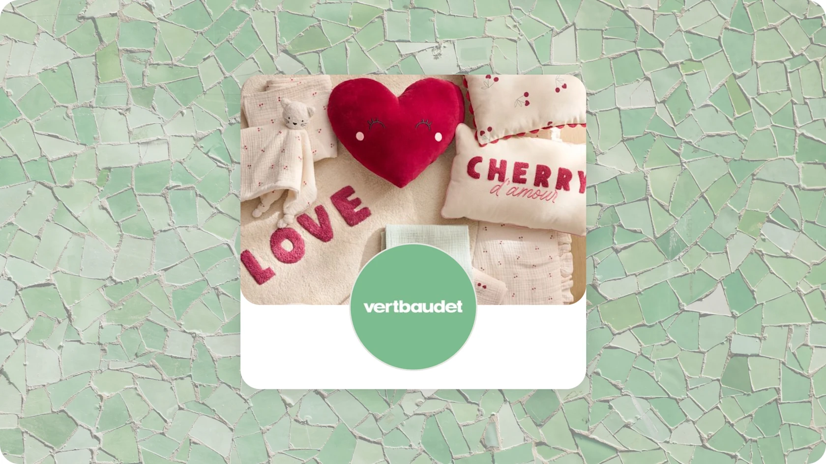 vertbaudet DE profile image (the company name on a green background) in front of an image of various heart-themed pillows and children's blankets