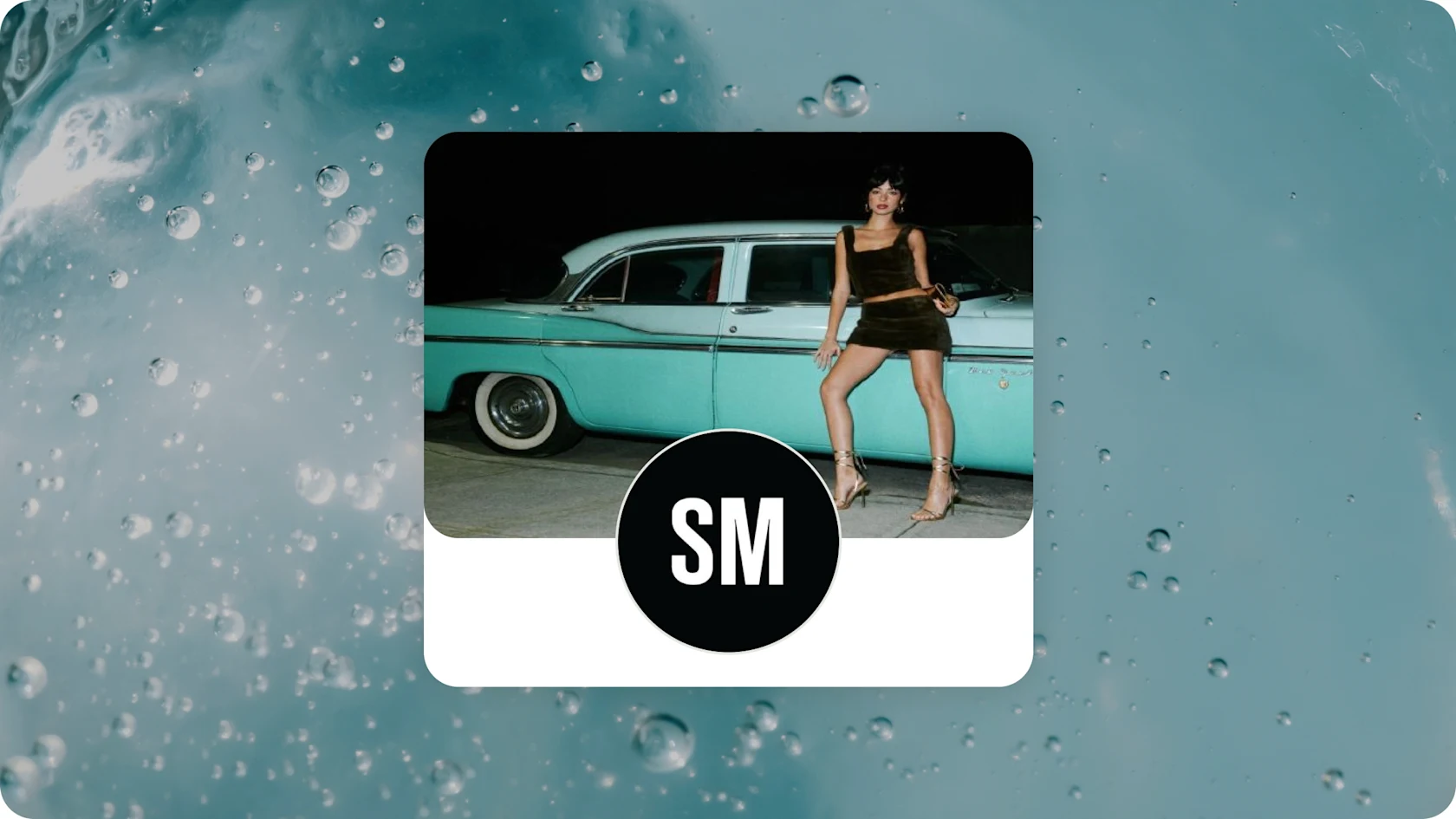 Imagen de perfil de Steve Madden (con las letras “S” y “M” en color blanco sobre fondo negro) superpuesta a una imagen de una mujer con tacones, camiseta sin mangas y minifalda, de pie frente a un auto clásico turquesa.