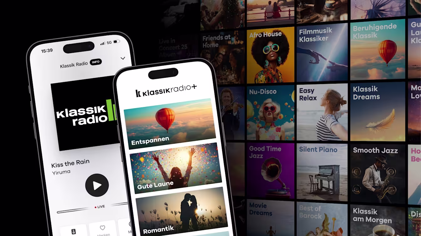 Alle Sender werbefrei Hand hält Smartphone mit geöffneter Musik-App, zeigt verschiedene Radiokanäle und Playlists zur Auswahl