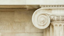 Dekoratives Detail einer antiken ionischen Säule