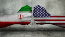 Foto von zwei Fäusten in der iranischen und amerikanischen Flagge