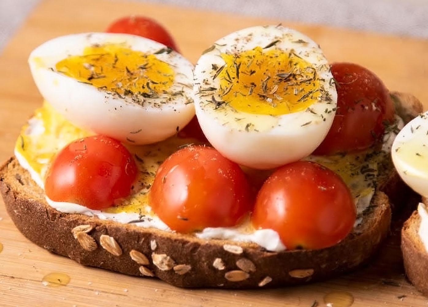 un bocadillo saludable con tomate y huevos
