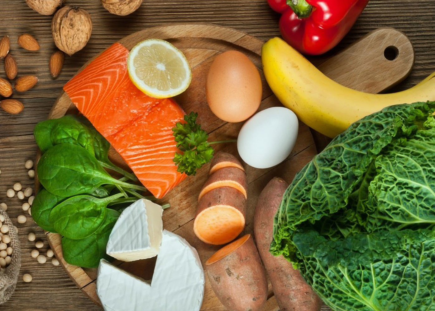alimentos saludables en la mesa, frutas y verduras