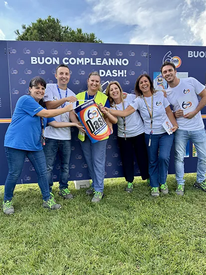 Alcuni dei dipendenti P&G dello stabilimento di Pomezia durante i festeggiamenti per i 60 anni di Dash.