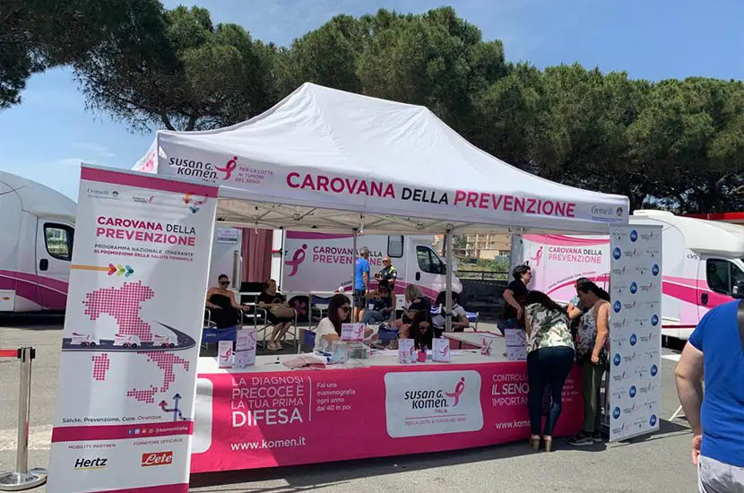 Il banchetto della carovana della prevenzione di P&G per l’Italia