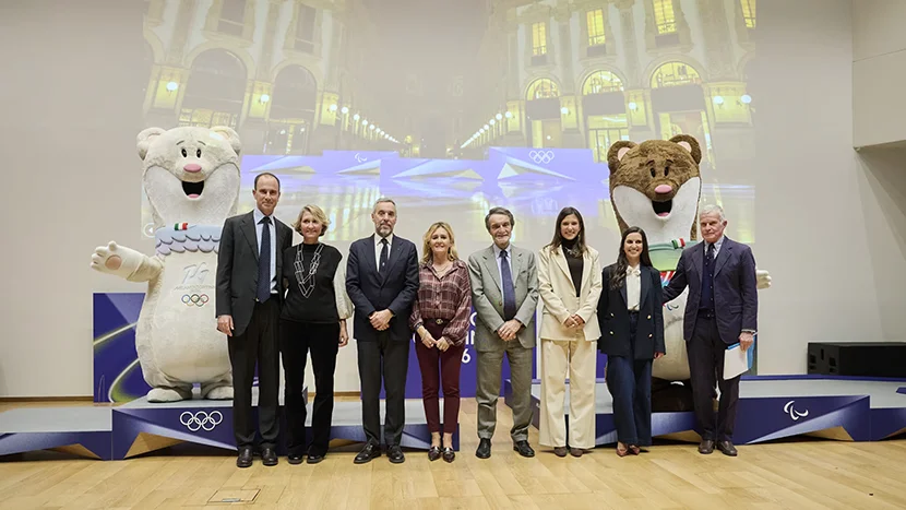 I leader di P&G, Esselunga, Fondazione Milano Cortina 2026, Comitato Olimpico e Paralimpico Internazionale posano insieme davanti ai podi appena presentati.