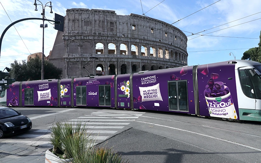 Un tram davanti al Colosseo di Roma con la campagna ZzzQuil “Ho solo dormito meglio!”