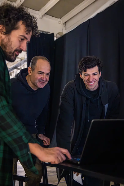 Il dietro le quinte di alcune delle persone che lavorano alla realizzazione della mostra e del libro fotografico “Shapes / Forme – Sotto la stessa luce”.