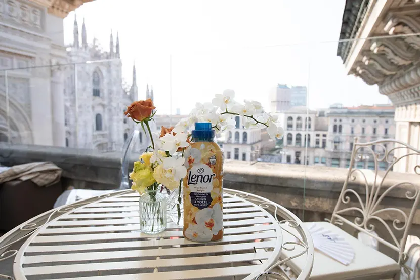 Un ammorbidente Lenor su un tavolino sulla terrazza dove si è tenuto l’evento a Milano a giugno 2026.
