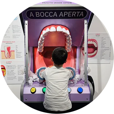 Una delle esperienze interattive della mostra “A bocca aperta” realizzata da Explora e Oral-B dedicata all’igiene orale.