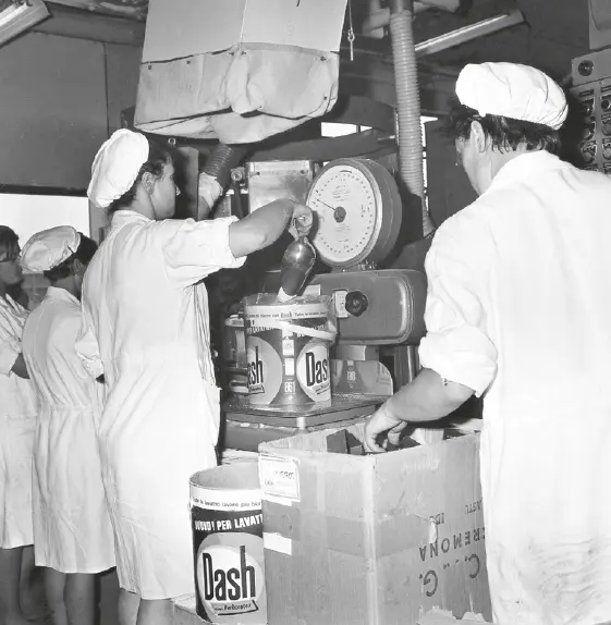 La produzione dei detersivi Dash negli anni ‘60