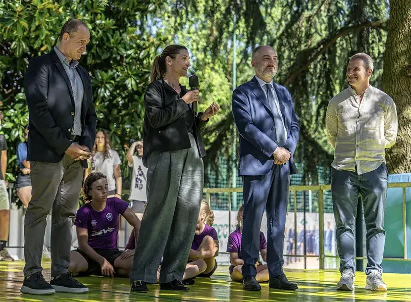 Una foto dell’evento in cui è stata presentata la donazione dei podi di Milano Cortina alle associazioni sportive da parte di Esselunga e P&G.
