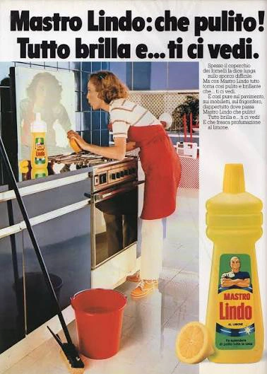 una vecchia pubblicità degli anni ‘70 in cui si vede una casalinga che si specchia in una superficie della sua cucina dopo aver pulito con mastro lindo. Sulla pagina pubblicitaria c’è scritto “Mastro lindo che pulito tutto brilla e ti ci vedi”