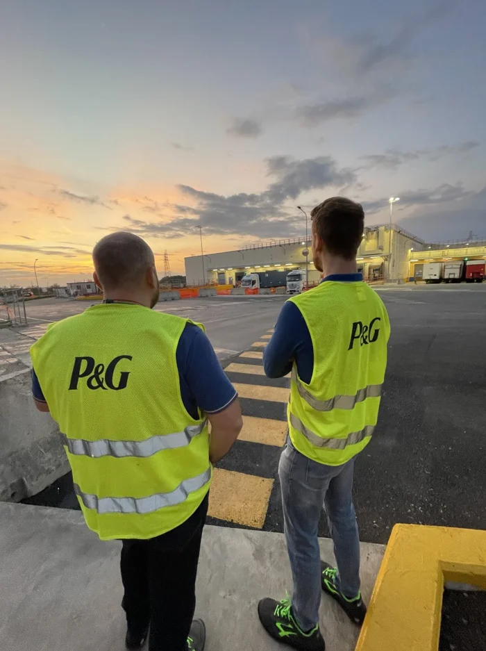 Due dupendenti di P&G che si occupa della supply chain dei prodotti