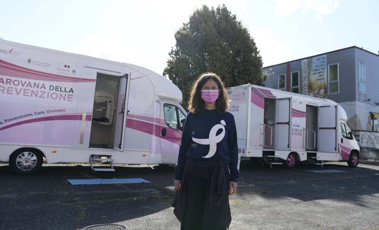 Ragazza fuori la Carovana della Prevenzione