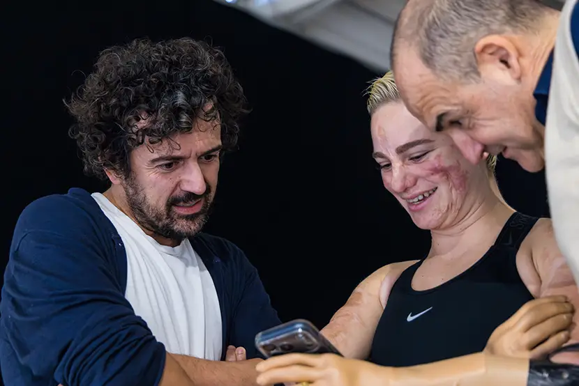 Beatrice Vio durante le lavorazioni per la realizzazione della mostra e del libro fotografico “Shapes / Forme – Sotto la stessa luce”.