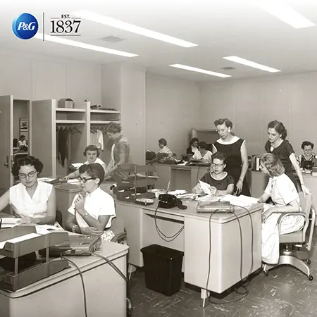 Alcuni dipendenti P&G rispondono alle lettere dei consumatori nel 1941.
