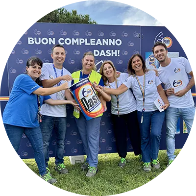 Alcuni dei dipendenti P&G dello stabilimento di Pomezia durante i festeggiamenti per i 60 anni di Dash.