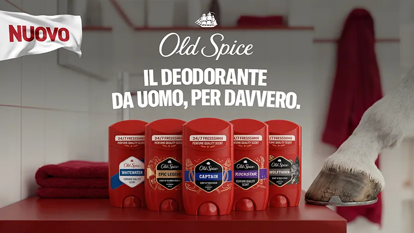 old spice il deodorante da uomo per davvero. I 5 prodotti old spice disposti in fila su un ripiano rosso all’interno di un bagno bianco. Sul ripiano si intravede uno zoccolo di cavallo bianco.