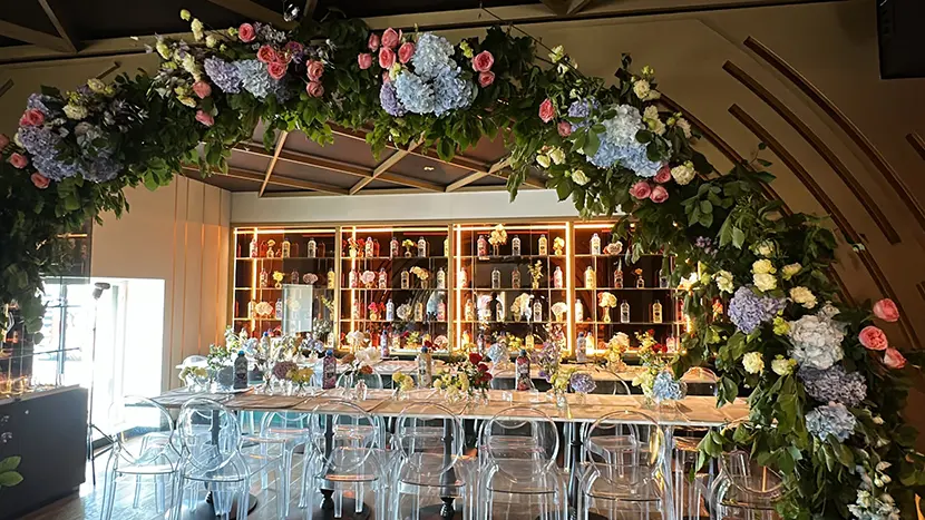 Lo scatto di una tavolata, con fiori come decorazione, durante l’evento Lenor a Milano di giugno 2026.