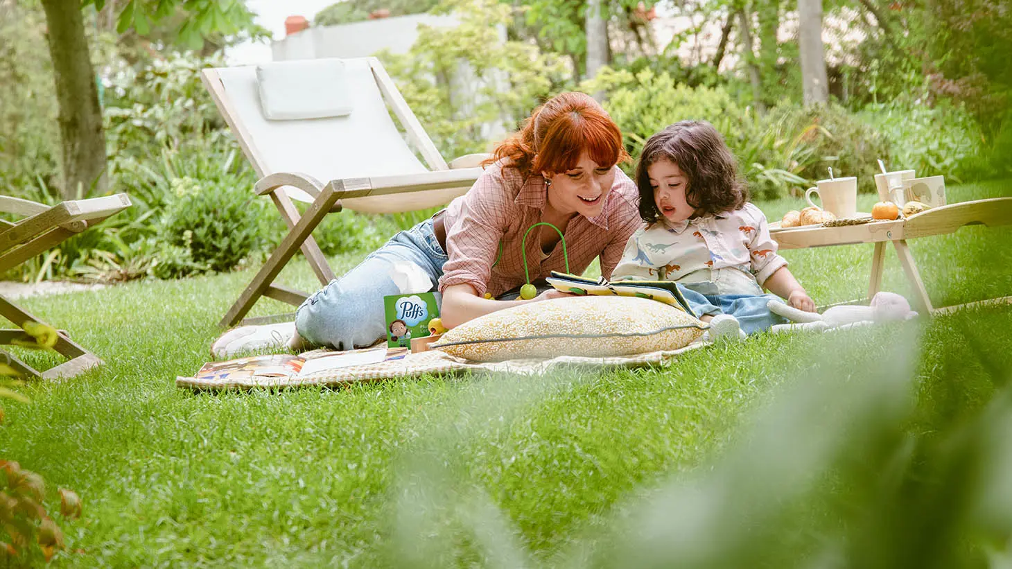 Madre e figlia seduti sul pavimento del giardino