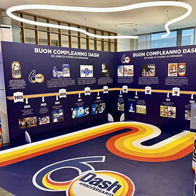 L’installazione di Dash per celebrare i suoi 60 anni: una linea temporale con i momenti più importanti della storia del marchio.