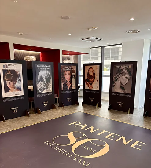 L’installazione di Pantene per celebrare i suoi 80 anni: una mostra di tutti i key visual delle campagne pubblicitarie divise per decadi.