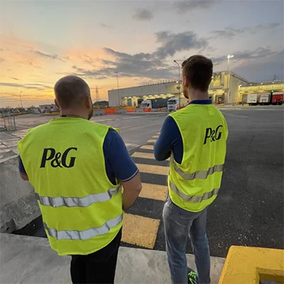 Due dupendenti di P&G che si occupa della supply chain dei prodotti