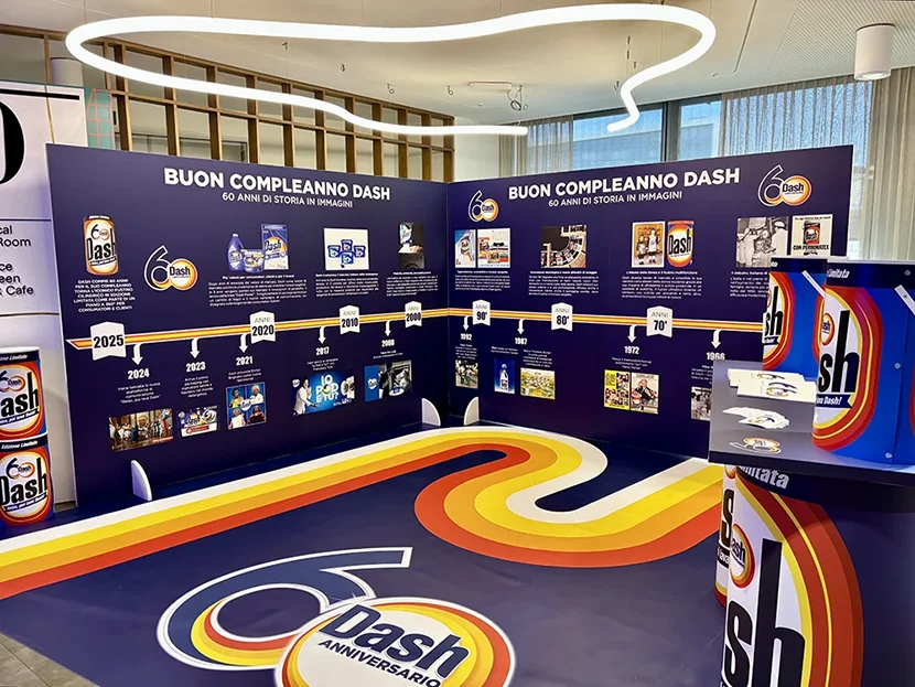 L’installazione di Dash per celebrare i suoi 60 anni: una linea temporale con i momenti più importanti della storia del marchio.