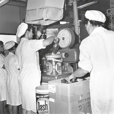 La produzione dei detersivi Dash negli anni ‘60