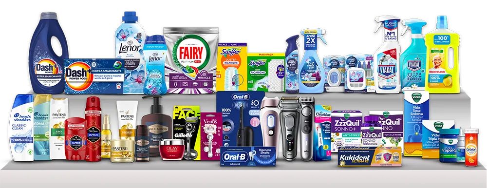 Collezione di prodotti dei marchi P&G, tra cui Dash, Lenor, Fairy, Swiffer, Oral-B, Braun, Gillette, Head & Shoulders, Pantene, Olay, Venus, Vicks e Viakal, esposti su scaffali.