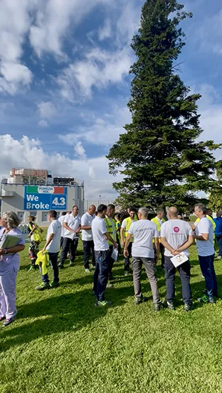 Alcuni dei dipendenti dello stabilimento di Pomezia durante la celebrazione per i 60 anni di Dash.