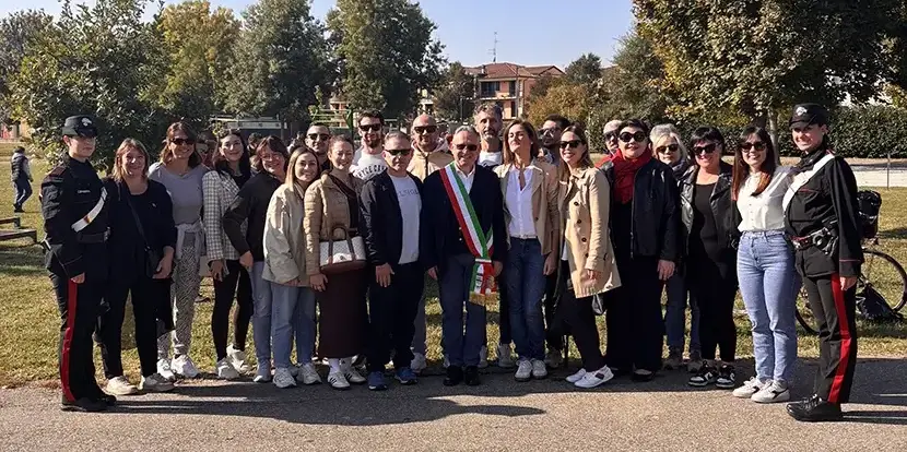 le istituzioni del commune di gattatico insieme a una rappresentanza dei dipendenti del sito produttivo di P&G posano insieme all’interno del parco.