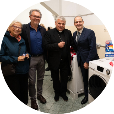 Una foto di Daniela Sironi, Saverio Serranò, Riccardo Calvi e del Cardinale Konrad Krajewski nella Lavanderia di Papa Francesco a Torino.