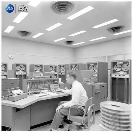 Il primo computer di P&G, un IBM 705, acquistato negli anni ’50.