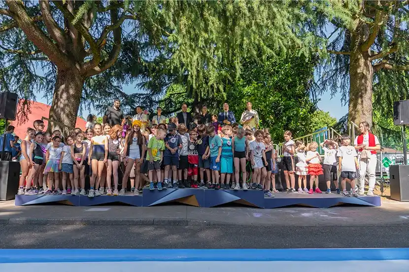 Una foto dei bambini su uno dei podi di Milano Cortina donato alle associazioni sportive da Esselunga e P&G.
