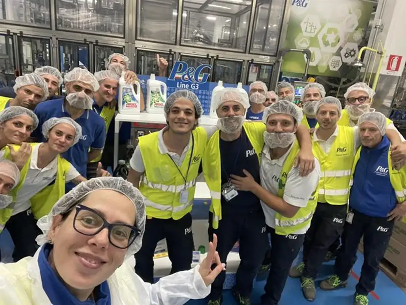 Giuliana Farbo con alcuni dipendenti di P&G in un impianto di produzione