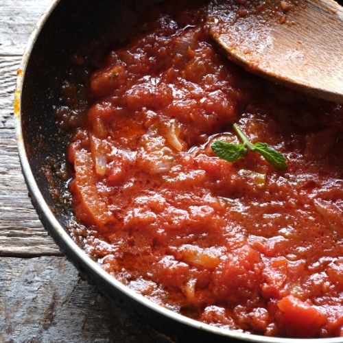 Smażenie pomidorów do zupy