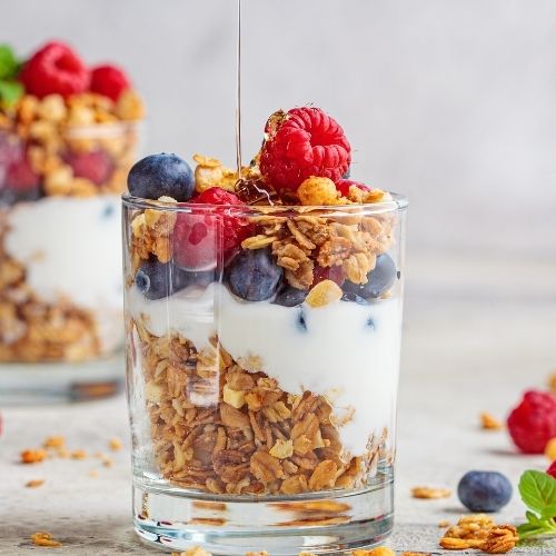 Jogurt naturalny z płatkami, miodem i owocami