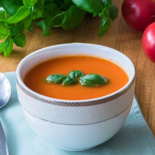 Smaczna i sycąca zupa pomidorowa