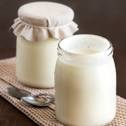 Słoiki z domowym jogurtem naturalnym