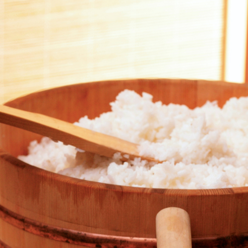 Ryż do sushi w drewnianej misce
